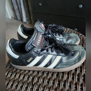 Adidas Samba Classic Black and White Indoor Soccer Shoes. Boys Size 2.5